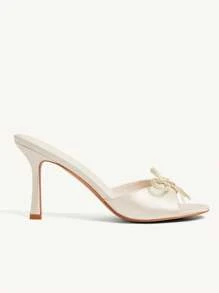 CUCCOO CHICEST Beige sandalen voor dames met gouden metalen hart- en strikaccent, elegante muiltjes met ronde neus en hoge hak