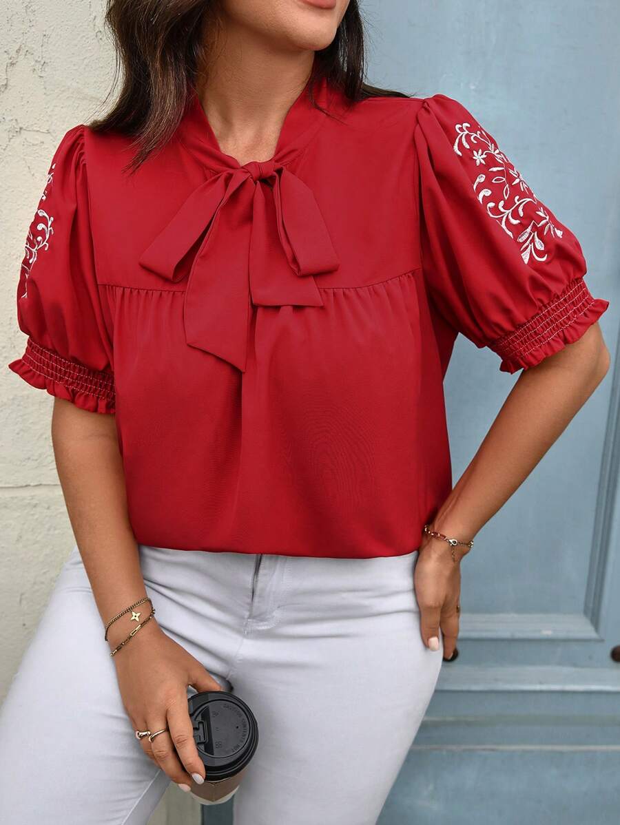SHEIN LUNE Blusa de mujer de talla grande con bordado rojo y lazo, para vacaciones de verano, primavera/verano - Rojo - Ver 1
