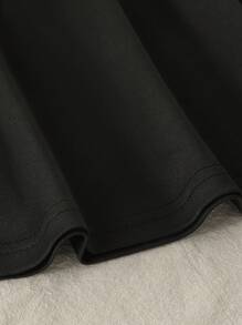 Maglietta girocollo per ragazze con fiocco, in stile semplice e femminile da college, abbinata a una gonna corta. Outfit da college e abbigliamento sportivo per il ritorno a scuola della stagione 2025