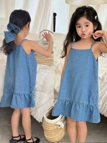 SHEIN 春假期间，年轻女孩蓝色宽松牛仔吊带连衣裙
