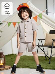 SHEIN 2 件套年轻男孩棉质休闲简约学院风短袖衬衫和短裤，适合日常穿着、学院风、旅行、玩耍、春夏度假、假期、旅行、放松、日光浴 - 卡其色 - 查看 3