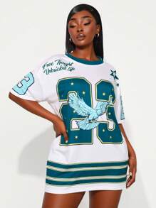 SHEIN SXY Robe t-shirt blanche à imprimé lettre bleue pour femmes grandes tailles, printemps et été, style casual sexy de rue. Convient pour la rue, le casual, le sexy, les sorties quotidiennes, le shopping, les rendez-vous. Fraîche, confortable à porter, facile à assortir, affinante, mettant la silhouette en valeur.