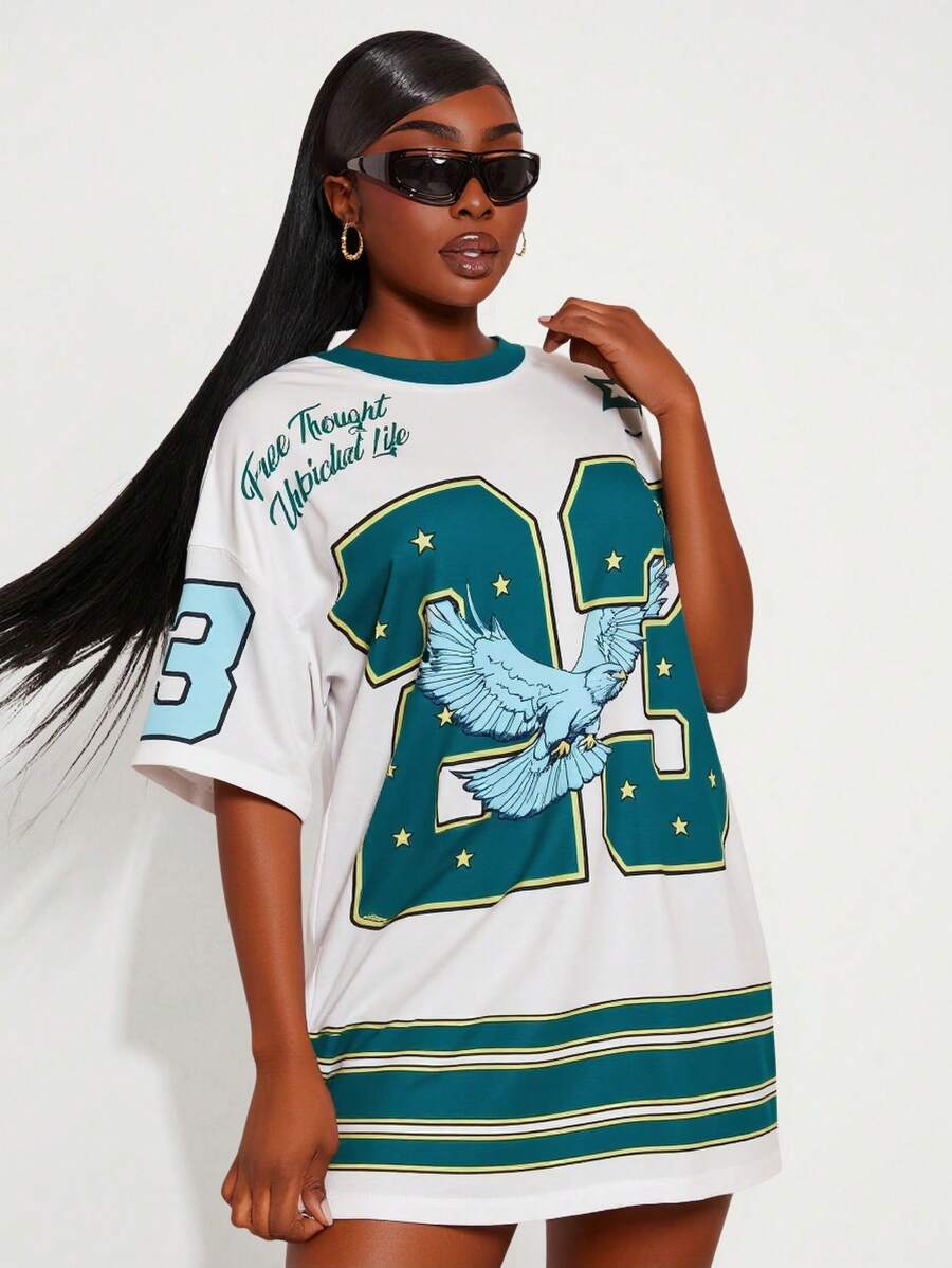 SHEIN SXY Robe t-shirt blanche à imprimé lettre bleue pour femmes grandes tailles, printemps et été, style casual sexy de rue. Convient pour la rue, le casual, le sexy, les sorties quotidiennes, le shopping, les rendez-vous. Fraîche, confortable à porter, facile à assortir, affinante, mettant la silhouette en valeur.