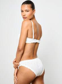 AiiRZ 英式刺绣内衣套装 Bralette 内裤 内衣 孔眼蕾丝 褶饰 夏季蜜月假期 花卉刺绣 - 白色 - 查看 2