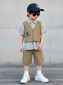 Set da 3 pezzi per giovani ragazzi, composto da polo a maniche corte a righe, gilet e pantaloncini casual. La polo a righe presenta un design elegante con colletto alla coreana, il gilet ha una decorazione a toppe alla moda e i pantaloncini larghi sono adatti per bambini attivi. Questo set è comodo e versatile per l'uso quotidiano, le attività all'aperto e le riunioni informali, rendendo il bambino il centro dell'attenzione. - Multicolore - Visualizzare 8