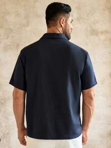 HIMLAND 男士夏季新款海军蓝线条花卉刺绣领衬衫，短袖宽松设计师款，男士休闲梭织花卉线条刺绣宽松落肩短袖衬衫，男士衬衫，男士短袖衬衫，男士印花衬衫，男士刺绣衬衫，男士海军蓝衬衫，男士领衬衫，男士夏季休闲衬衫，男士度假装衬衫，线条花卉衬衫，男士设计师衬衫，SS25 新款男士衬衫，男士衬衫，男士纽扣衬衫，乐队衬衫，蓝色男士花卉衬衫 - 藏蓝色 - 查看 3