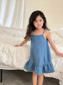 SHEIN 春假期间，年轻女孩蓝色宽松牛仔吊带连衣裙