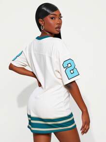 SHEIN SXY Robe t-shirt blanche à imprimé lettre bleue pour femmes grandes tailles, printemps et été, style casual sexy de rue. Convient pour la rue, le casual, le sexy, les sorties quotidiennes, le shopping, les rendez-vous. Fraîche, confortable à porter, facile à assortir, affinante, mettant la silhouette en valeur.