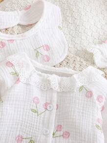 Bộ quần áo cardigan dài tay in họa tiết quả anh đào cho bé gái sơ sinh kèm mũ và yếm, thích hợp chụp ảnh tại nhà - trắng - Xem 3