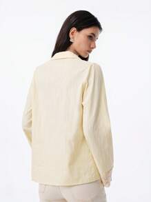 LYSMO Camisa holgada de lino a rayas de alta gama, inspirada en el estilo vintage francés "Cottagecore" para mujeres, lanzamiento de primavera-verano 2025. Presenta detalles bordados en los puños y diseño de patchwork. Perfecta para un estilo bohemio chic, estética Cottagecore, moda inspirada en lo vintage y looks casuales relajados. - Beis - Ver 2