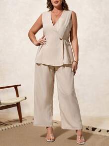 SHEIN Clasi Curvy Plus Size 女式杏色纯色 V 领交叉裹身纽扣无袖上衣和阔腿裤，商务优雅通勤两件套，女士夏季服装，女士度假服装，婚礼宾客礼服女士两件套，女士套装，女士配套套装，夏季套装，两件套夏季套装，服装套装，套装，度假两件套，女士办公室服装 - 杏色 - 查看 3