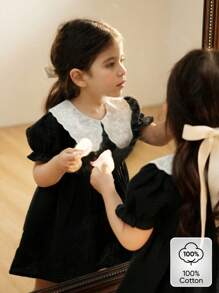 女婴刺绣彼得潘领荷叶边袖 A 字裙，优雅度假风格，为宝宝带来清新可爱的外观 - 黑色 - 查看 1