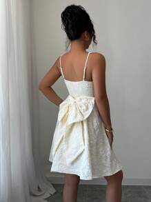 Elenzga 这款女士优雅公主风吊带连衣裙饰有蝴蝶结，散发着精致优雅的气质，轻松驾驭各种场合——从正式工作装束和日常通勤到性感造型、浪漫法式风情装扮、休闲外出、中东复古主题活动、温馨下午茶聚会、魅力派对以及新年、感恩节和圣诞节等节日庆典。 - 杏色 - 查看 2