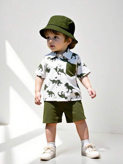 SHEIN Playful Pals 2pcs/Set Baby Boy Summer Short Sleeve Polo Collar Dinosaur Printed Top And Plain Green Drawstring Shorts, With Hat, Cute Dinosaur Print Adds Playfulness, Suitable For Daily Wear, Outdoor Play, School, Vacation, Elegant Style, Fit For Family Casual, Sports And Party
