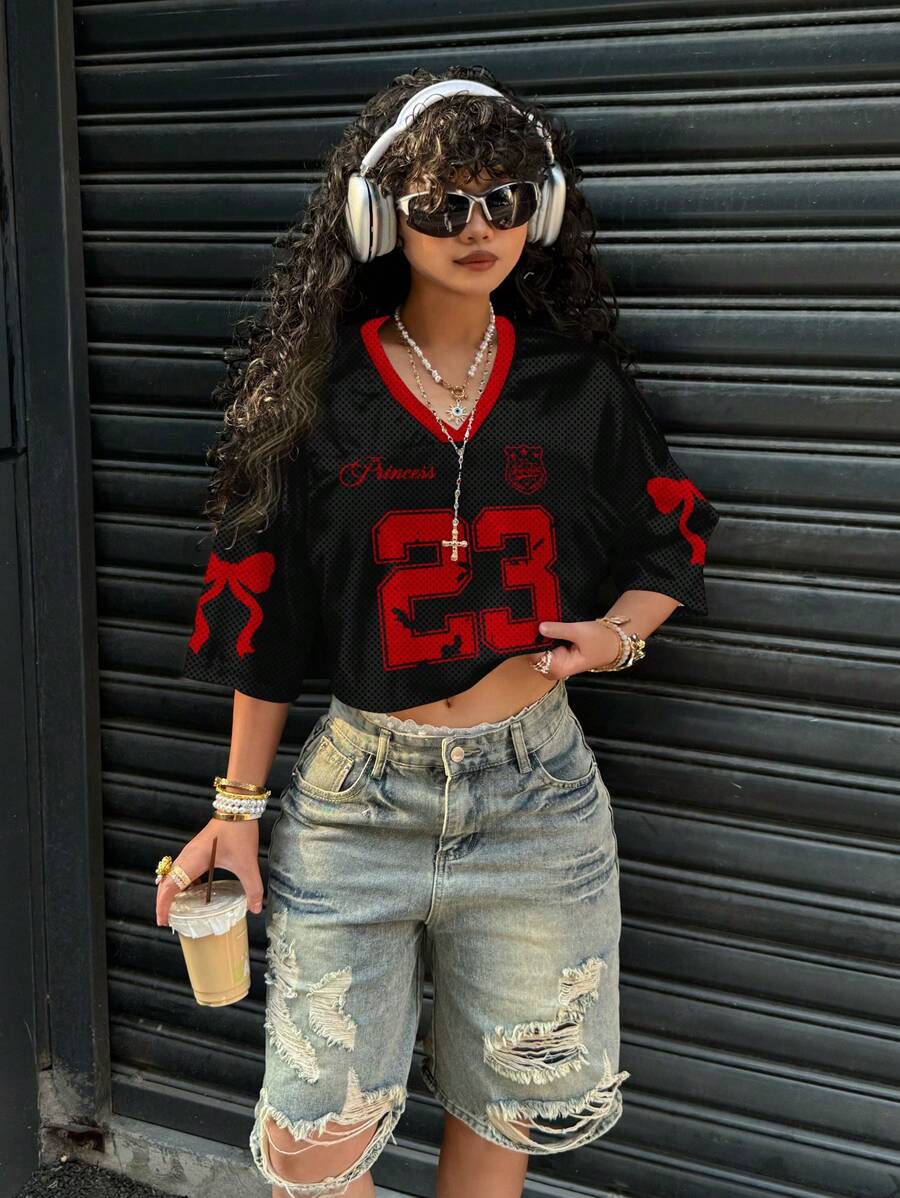 SHEIN EZwear 女士休闲 V 领宽松蝴蝶和数字 23 印花网眼短袖 T 恤，适合夏季和体育活动 - 紅色和黑色 - 查看 1