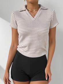 SHEIN Essnce 大码女式短袖 T 恤，Polo 领上衣，女式夏季服装，短款上衣，女式可爱上衣，夏季衬衫，可爱夏季上衣，钩针上衣 - 杏色 - 查看 3