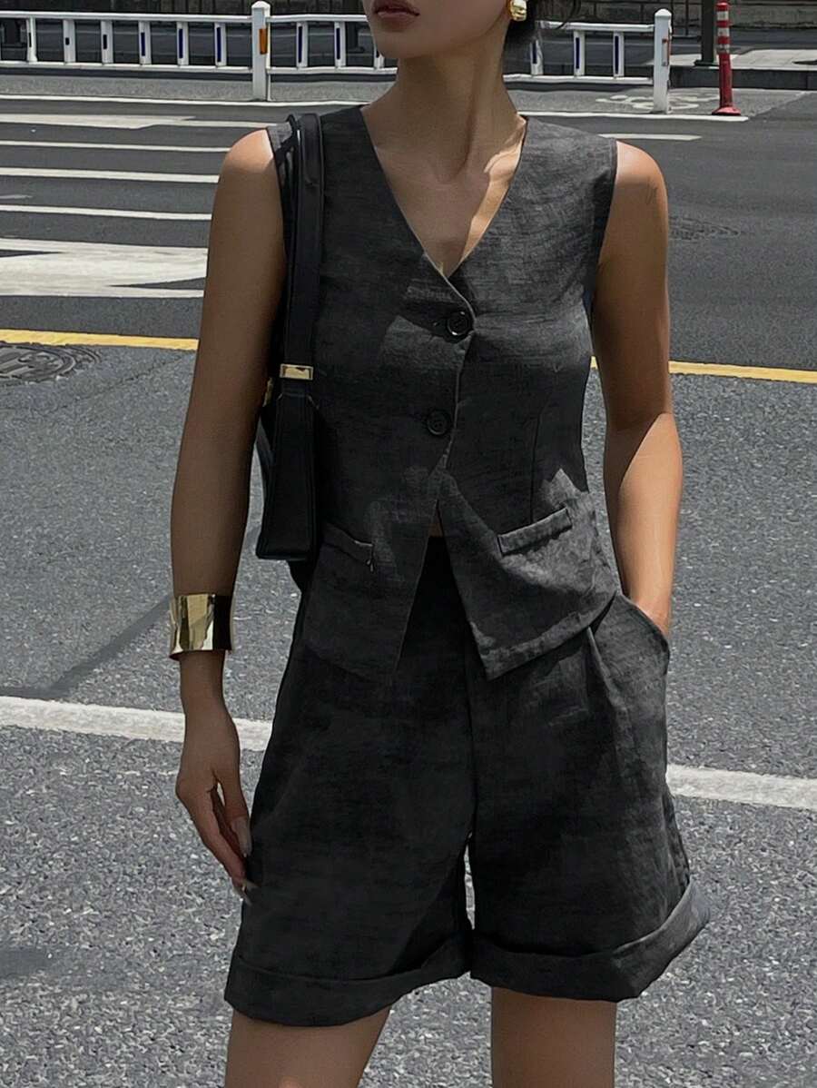 DAZY Conjunto de 2 piezas informal de mujer con top sin mangas de escote en V con diseño de encaje en la espalda y lazo en la cintura, talla grande pantalones cortos holgados de tipo bermuda - Negro - Ver 1