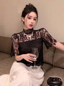 DAZY بلوزة إنسيابية أنيقة للنساء بياقة دانتيل وأكمام قصيرة، 2 في 1 لفصل الصيف - الأسود - مشاهدة 4