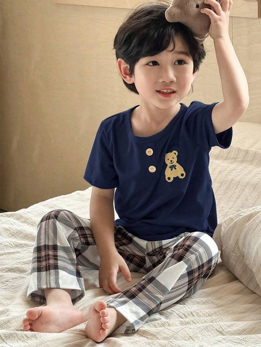 SHEIN 2 件套小男孩休闲套装:可爱熊图案短袖上衣和全格纹长裤,家居服 - 藏蓝色 - 查看 1