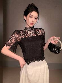 DAZY بلوزة إنسيابية أنيقة للنساء بياقة دانتيل وأكمام قصيرة، 2 في 1 لفصل الصيف - الأسود - مشاهدة 6