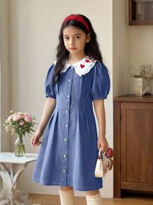 女童大码青少年水洗蓝色休闲修身俏皮心形刺绣牛仔连衣裙，简约时尚百搭设计适合日常穿着 - 中等水洗藍 - 查看 4