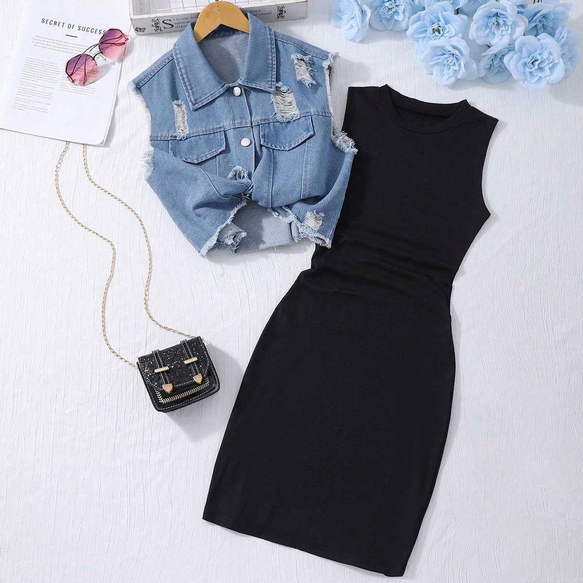 Conjunto de 2 piezas para niñas preadolescentes: vestido de punto negro con bordes fruncidos y chaleco vaquero desgastado, uso casual y estilo para d