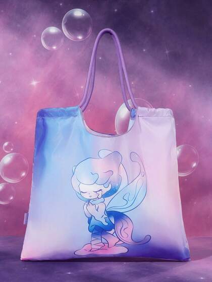 Pop Mart Azura X SHEIN Sac fourre-tout à cordon de serrage avec motif de personnage de dessin animé, en matériau polyester, grande capacité, convient pour les trajets, les courses et les voyages, convient aux dames et aux messieurs. Le sac peut être plié pour un rangement et un transport faciles. Idéal pour la plage