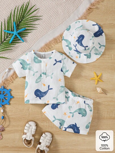 SHEIN Koszulka dla chłopca z nadrukiem Ocean Animal, okrągłym dekoltem, krótkim rękawem i guzikami, 3 sztuki/zestaw, z krótkim rękawem, spodenki i czapka z ochroną przeciwsłoneczną, swobodna