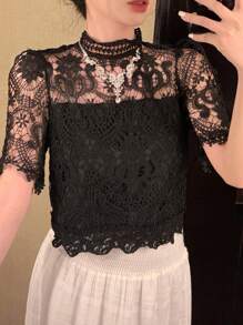 DAZY بلوزة إنسيابية أنيقة للنساء بياقة دانتيل وأكمام قصيرة، 2 في 1 لفصل الصيف - الأسود - مشاهدة 2