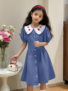 女童大码青少年水洗蓝色休闲修身俏皮心形刺绣牛仔连衣裙，简约时尚百搭设计适合日常穿着 - 中等水洗藍 - 查看 3