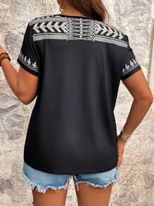 EMERY ROSE Plus Size V-Neck Loose Short Sleeve Graphic T-Shirt With Side Slit, Casual Going Out Tops For Women, Summer - Black - View 2