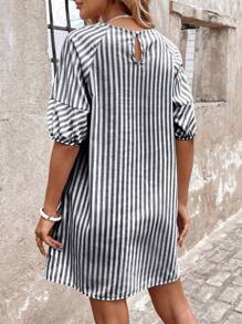 SHEIN LUNE Vestido holgado casual de estilo de vacaciones con cuello en V a rayas verdes para mujer, de verano