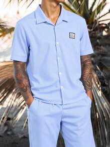 RueChic Conjunto de camisa regular y pantalón corto de verano con detalles de parches de tela especial para hombre