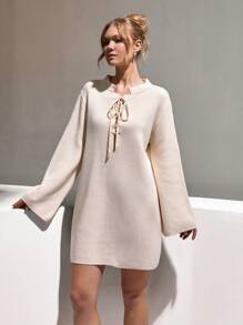 CLARA VERO Váy đan mini màu trơn cổ bẻ tay loe buộc dây Casuglow Crisscross - Màu be - Xem 3