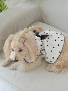 春夏季宠物服饰及用品，适用于泰迪、比熊犬、博美犬等犬猫。特色包括可爱的爱心主题狗狗服装。