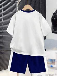 Set de 2 piezas de camiseta de cuello redondo con gráfico minimalista del número 26 y pantalones cortos, informal para niño preadolescente, apropiado para el verano