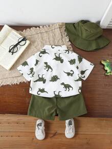SHEIN Playful Pals 2 件套男婴夏季短袖 Polo 领恐龙印花上衣和纯绿色抽绳短裤，带帽子，可爱的恐龙印花增添俏皮感，适合日常穿着、户外玩耍、学校、度假，风格优雅，适合家庭休闲、运动和派对 - 彩色 - 查看 2