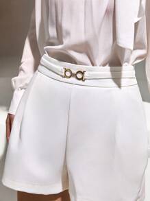 CLARA VERO Shorts blancos de talle alto, con detalles de hebilla dorada, elegante fondo de verano, ajuste entallado, estilo casual elegante