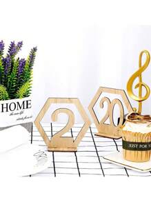 SHEIN 1 Set (10 Piezas) Señal de número de mesa para decoración de boda y fiesta, soporte de memo de madera para decoración de mesa de boda, fiesta de cumpleaños y evento, suministros de decoración de mesa, placa de número de mesa hexagonal hueca, cartel de número de mesa para bar, cafetería y boda