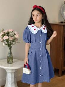 女童大码青少年水洗蓝色休闲修身俏皮心形刺绣牛仔连衣裙，简约时尚百搭设计适合日常穿着 - 中等水洗藍 - 查看 1