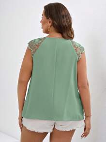 Chikora 大碼拼接水溶蕾絲鎖眼領口襯衫