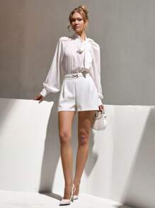 CLARA VERO Shorts blancos de talle alto, con detalles de hebilla dorada, elegante fondo de verano, ajuste entallado, estilo casual elegante