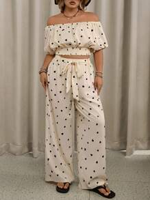 SHEIN VCAY 加大码杏色底色搭配黑色心形装饰露肩短袖衬衫和长裤休闲度假套装