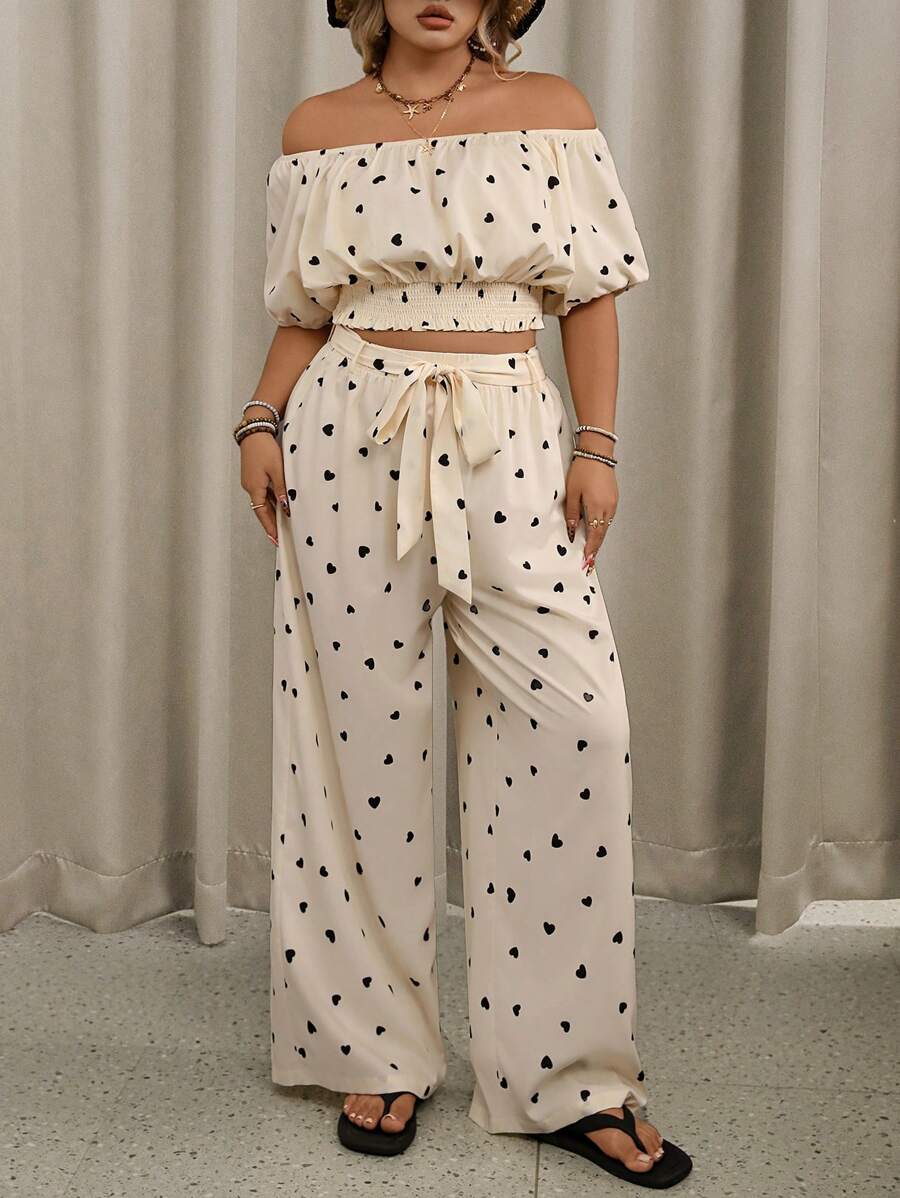 SHEIN VCAY 加大码杏色底色搭配黑色心形装饰露肩短袖衬衫和长裤休闲度假套装