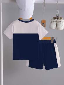 SHEIN Playful Pals 1 套婴幼儿男童运动风格服装，白色和蓝色拼色 T 恤印有“芝加哥 23”和“美国”，短袖设计搭配短裤，适合休闲运动和玩耍，春夏季 - 彩色 - 查看 2
