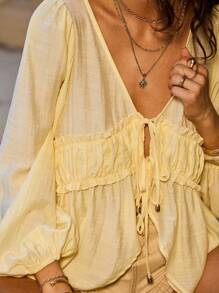 Aralina 这款奶油黄长袖上衣，展现了女士秋冬休闲波西米亚风情，别致优雅。它饰有柔美的荷叶边细节和可调节的系带前襟，是度假、节日和休闲场合的完美之选。 - 黃色 - 查看 3