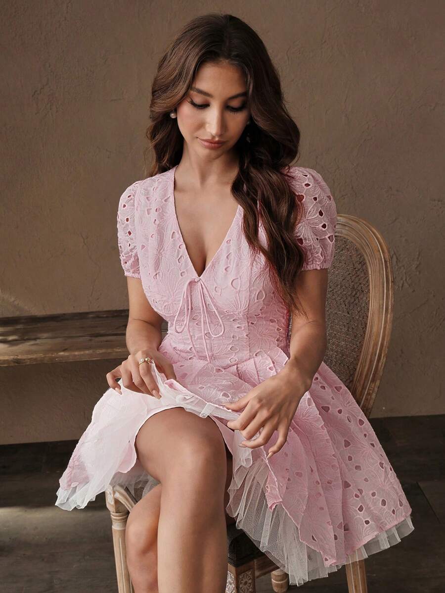 SHEIN Unity 镂空刺绣泡泡袖荷叶边下摆短款连衣裙 - 淺粉色 - 查看 1