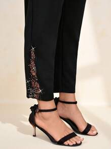 Chikora 女士黑色锥形弹性针织袖口刺绣细节大码裤子，优雅日常穿着 - 黑色 - 查看 1