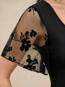 EMERY ROSE Body Contraste Floral Malha Manga flutuante Gola de Scoop - Preto - Ver 4
