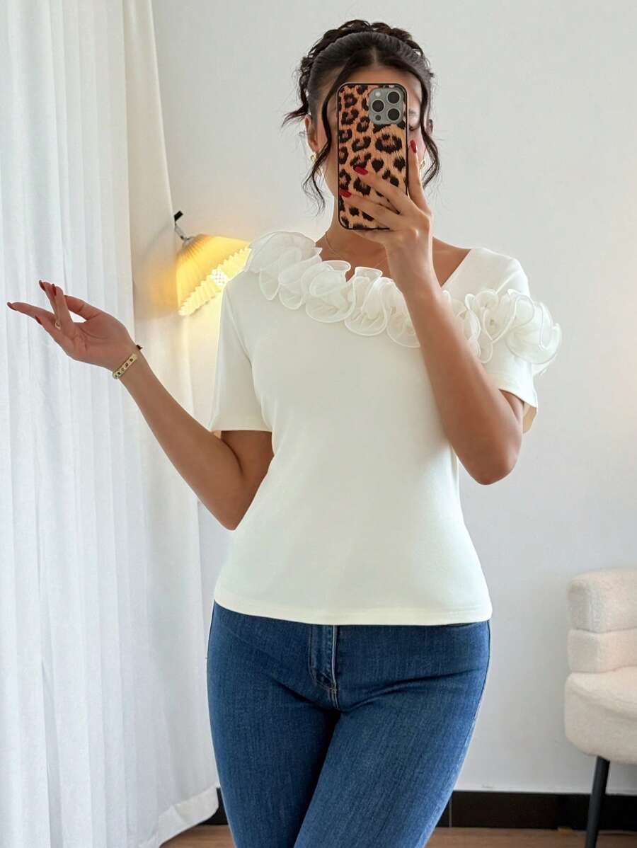 Selianne Camisa de manga corta con volantes y decoración floral en color crema amarillento elegante y de moda de verano 2025, adecuada para citas, salidas, vacaciones, negocios, banquetes, fiestas, bodas, Día de la Madre, Día del Maestro, festival de cerveza, festival de música - Blanco - Ver 1